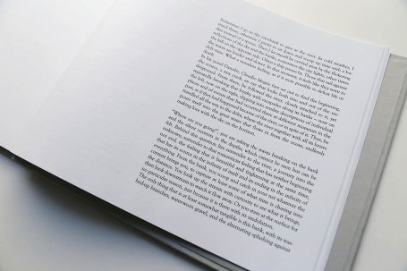 Offenes Buch mit Text auf einer Seite, die andere Seite leer.