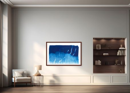 Abstraktes bläuliches Kunstwerk in einem modernen Raum mit heller Sitzecke.