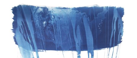 Dicker blauer Pinselstrich mit verlaufenden Tropfen auf weißem Hintergrund.