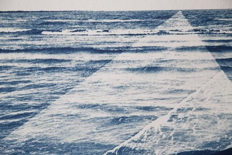 Dreieckige Welle über dem Wasser mit blauen Tönen und sanften Wellenbewegungen.