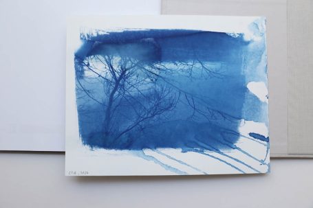 Blaue abstrakte Malerei mit Baumkonturen und Schatten.