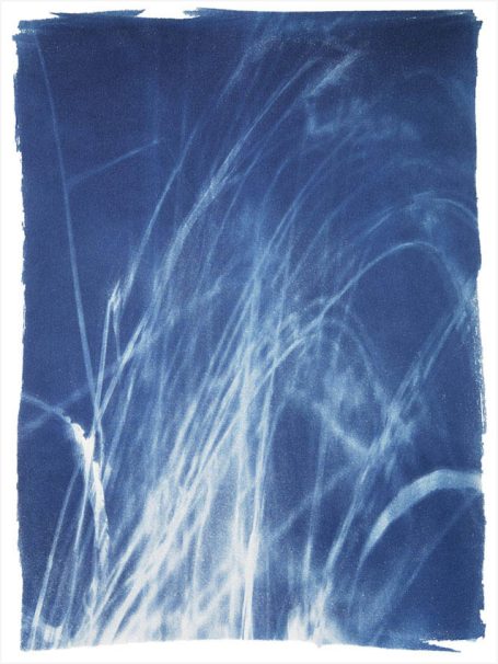 Abstrakte blaue Komposition mit hellen, fließenden Linien und Strukturen.