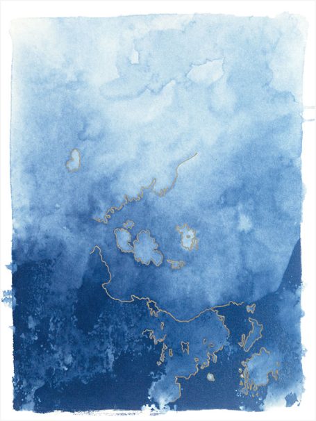 Abstrakte aquarellartige Darstellung in Blau- und Grautönen mit goldenen Akzenten.