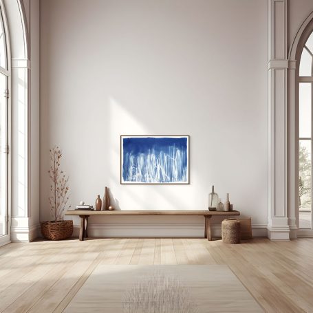 Moderner Raum mit Holzbank, Dekoration und großem blauen Bild an der Wand.