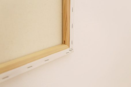 Holzrahmen in der Ecke an einer beige Wand.