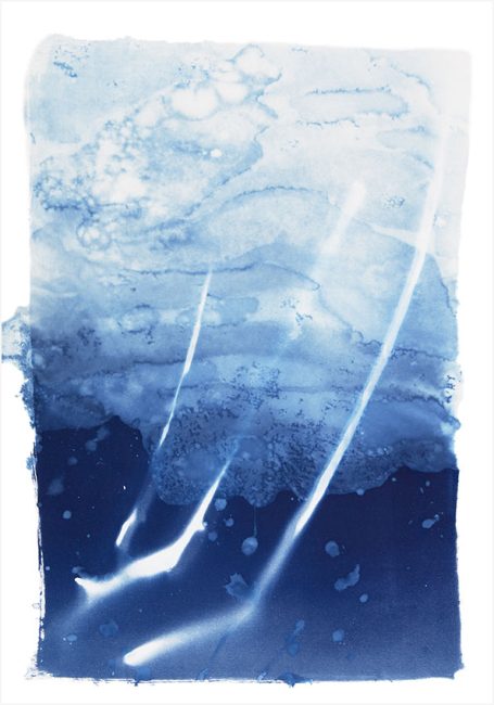 Abstraktes Aquarell in Blau mit fließenden Formen und hellem Licht.