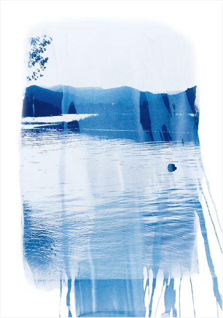 Abstrakte blaue Landschaft mit Wasser und sanften Hügeln im Hintergrund.