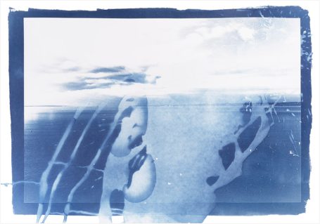 Blaues abstraktes Bild mit sanften Wellen und verschwommenen Formen.