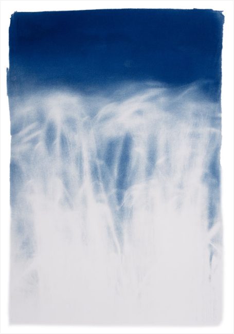 Abstrakte Komposition mit blauem und weißem Farbverlauf.