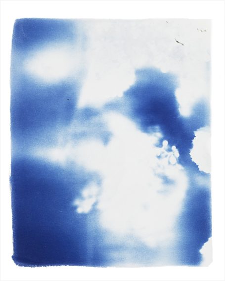 Abstrakte Präsentation in Blau- und Weißtönen mit unscharfen Formen.