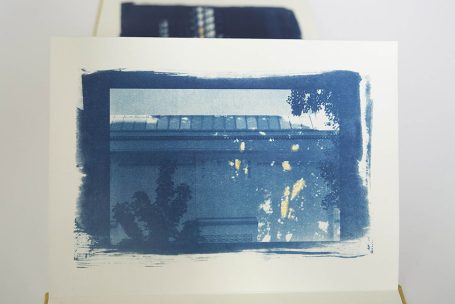 Blaue Darstellung mit einem Gebäude im Hintergrund und leicht transparenten Elementen.