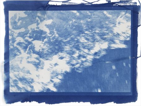Heller blauer Hintergrund mit sanften, weißen Wolkenformationen.