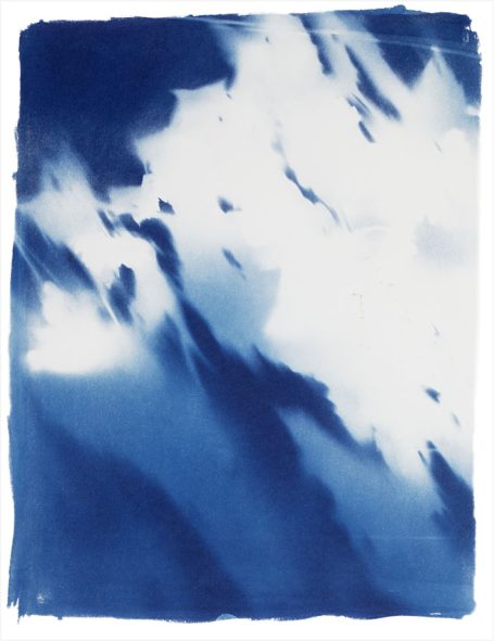 Abstrakte blaue und weiße Farbtöne mit sanften, verschwommenen Übergängen.