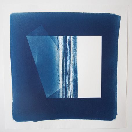Abstrakte Komposition in Blau mit einem weißen Rechteck und schwarzen Linien.
