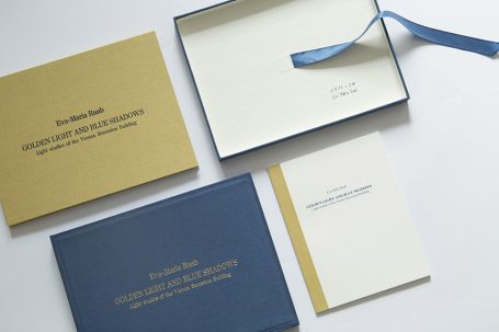 Ein Set von eleganten Papeterieprodukten in Blau und Gold, inklusive Umschlägen und Karten.