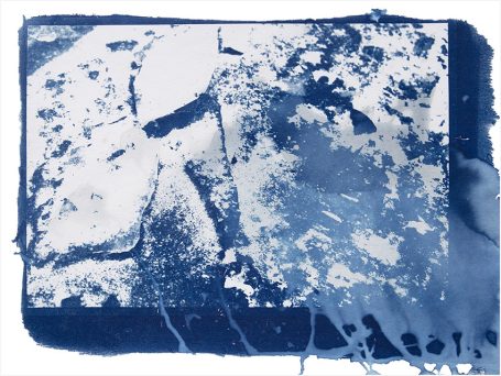 Abstrakte blaue Grafik mit weißen und dunklen Texturen und verstreuten Farbklecksen.