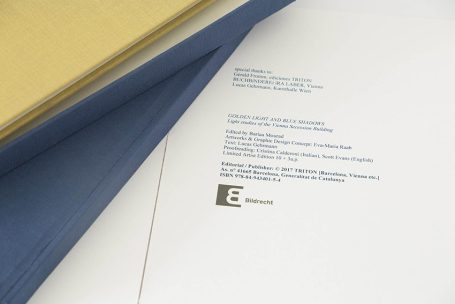 Blaues Blatt Papier mit Druck und gelbem Umschlag im Hintergrund.