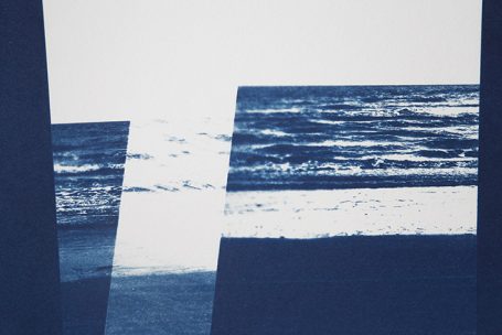 Abstrakte Komposition in Blau mit Wellen und einem klaren Himmel.