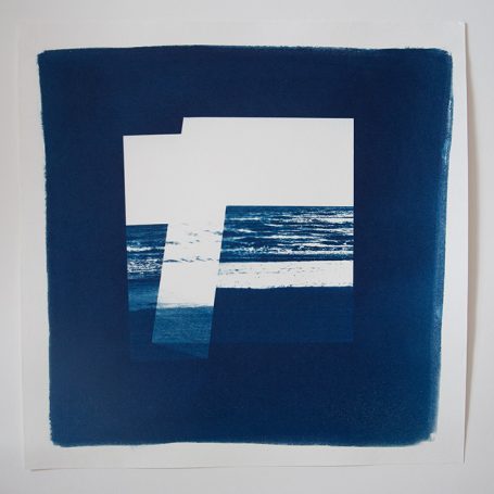 Abstrakte Komposition in Blau mit einer Darstellung von Wellen und Himmel.