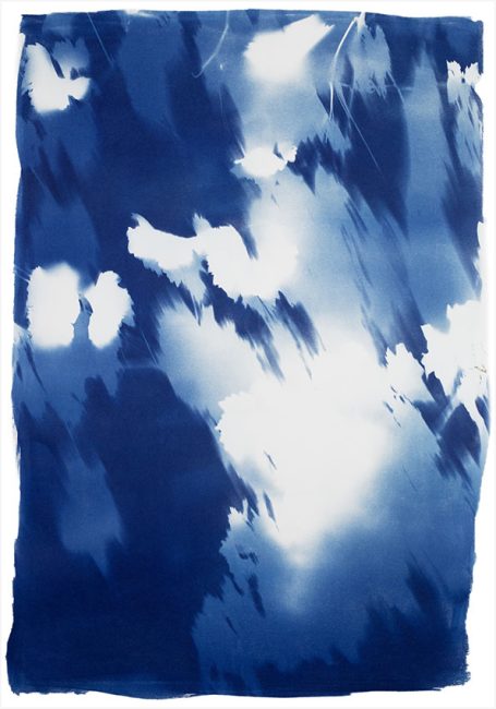 Blau-weiße abstrakte Farbverlauf mit wolkenartigen Strukturen.