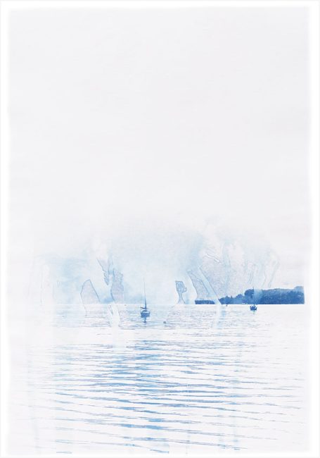 Sanfte blau-weiße Wasseroberfläche mit einem verschwommenen Hintergrund.