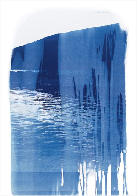 Abstrakte Darstellung in Blau mit einer Wasseroberfläche und vertikalen Pinselstrichen.