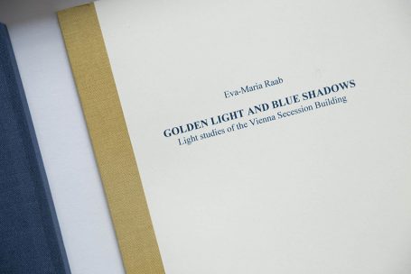 Titel und Autorenname auf dem Cover eines Buches mit blauer und gelber Farbe.
