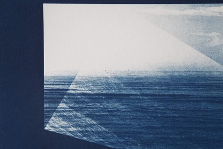 Abstrakte Darstellung von Wasser mit einem hellen, geometrischen Bereich und Schatten.