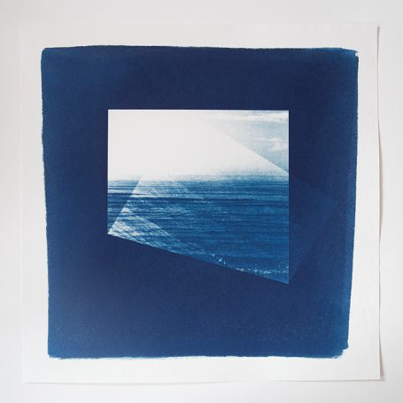 Abstrakte Komposition mit blauen Farbtönen und einer weißen Fläche im Zentrum.