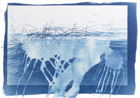 Abstrakte Darstellung von Wasser mit blauen und weißen Farbtönen und Strukturen.
