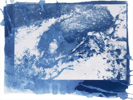 Abstrakte blaue Farbtöne mit Textur und Wellenmustern auf hellem Hintergrund.
