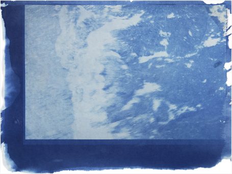 Abstrakte blaue Darstellung mit verschwommenen Texturen und Formen.
