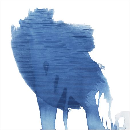 Abstrakte blaue Aquarellmalerei mit gleichmäßigen Farbschichten und sanften Übergängen.