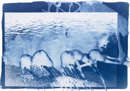 Abstrakte blaue Komposition mit Wasser und sanften Wellenformen.
