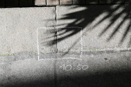 Weißer Kasten aus Kreide auf Asphalt, mit der Beschriftung "+10/50" darunter.