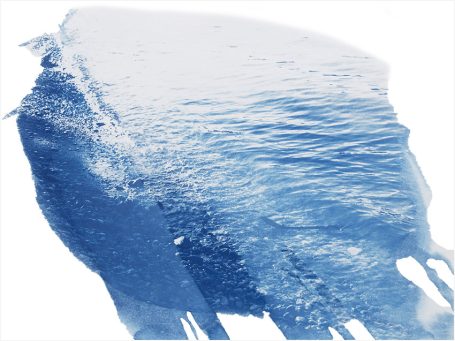 Blaues Wasser mit glitzernden Wellen, die sanft spritzen.