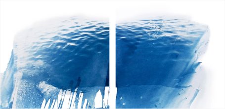 Blaues Aquarell mit Wasser- und Wellenstrukturen auf hellem Hintergrund.