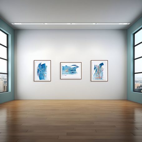 Drei abstrakte Gemälde in einem modernen Kunstausstellungsraum mit großen Fenstern.