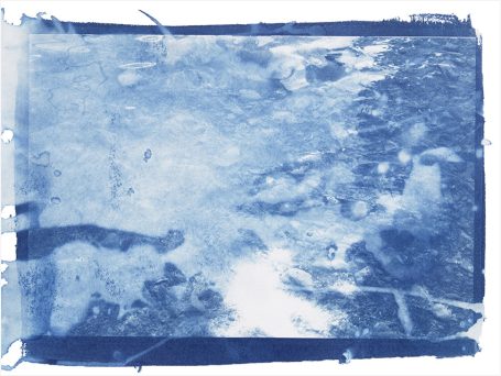 Abstrakte blaue Textur mit unscharfen Mustern und Farbverläufen.