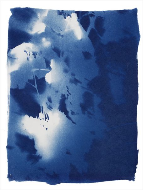 Abstrakte blaue Komposition mit verschiedenen Schattierungen und Texturen.