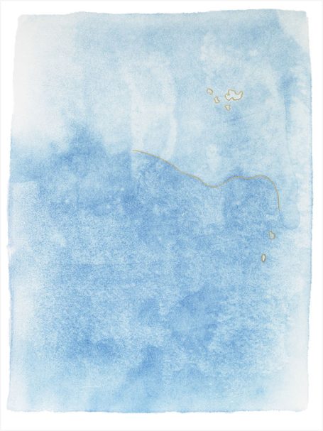 Helle blaue Aquarell-Hintergrund mit sanften Farbverläufen und goldenen Akzenten.