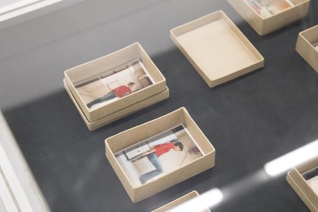 Mehrere kleine Kisten mit Bildern von Personen in verschiedenen Posen.
