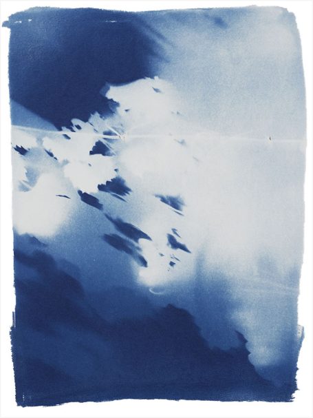 Abstrakte Komposition in Blau mit verschwommenen Formen und sanften Farbverläufen.