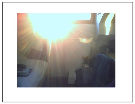 Helle Sonne strahlt durch ein Fenster in einen Raum mit Möbeln.