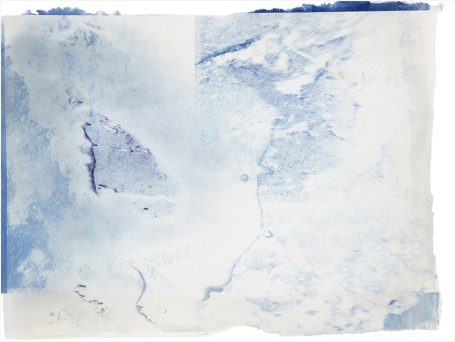 Abstraktes Kunstwerk in hellem Blau und Weiß mit sanften, verschwommenen Mustern.